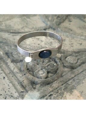 Bracelet with blue stone